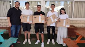 תלמידים מקבלים מחשב, צילום: בנתיבי אודי